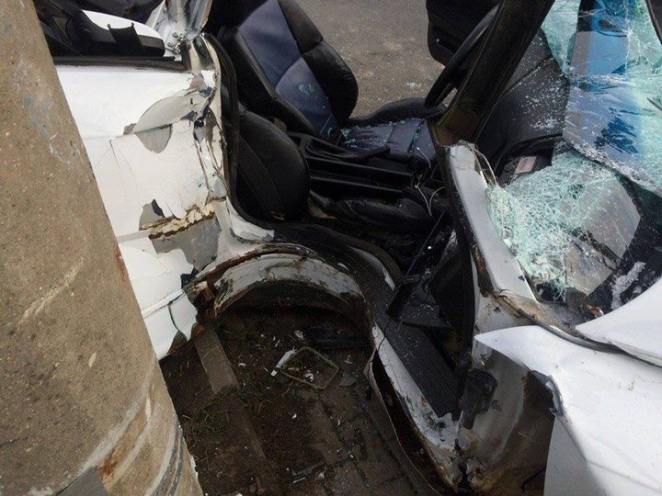 В Минске BMW от удара в столб превратился в груду металла. Погиб пассажир