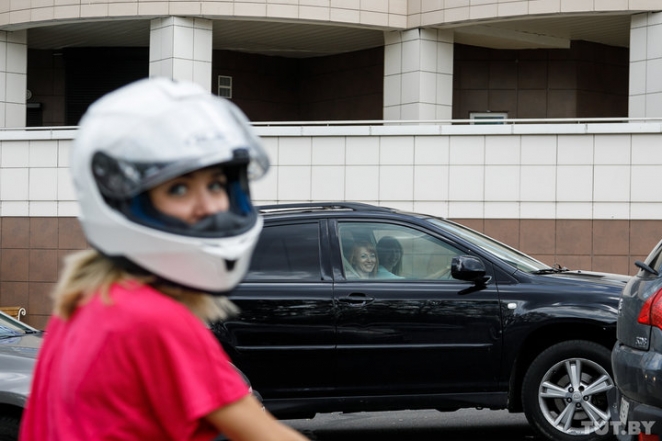 Скутеристка, которая всегда ездит в мини-платье: "Водители сигналят, а ГАИ проверяет документы"