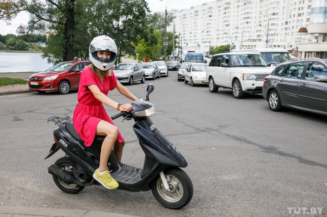Скутеристка, которая всегда ездит в мини-платье: "Водители сигналят, а ГАИ проверяет документы"