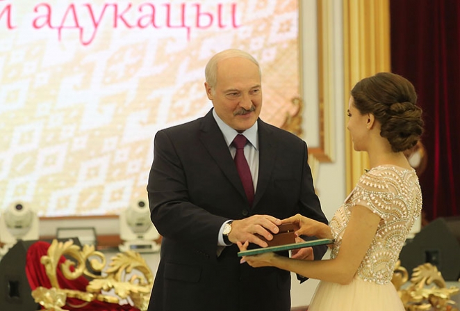 Фотогалерея: Лукашенко и выпускницы