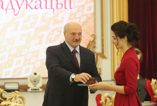 Фотогалерея: Лукашенко и выпускницы