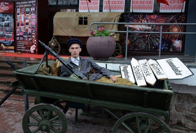 На парад 3 июля в регионах вышли патологоанатомы, человек-кирпич и человек-фосфат