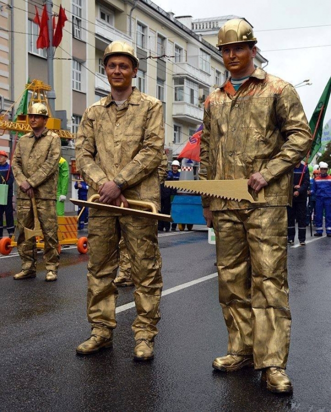 На парад 3 июля в регионах вышли патологоанатомы, человек-кирпич и человек-фосфат