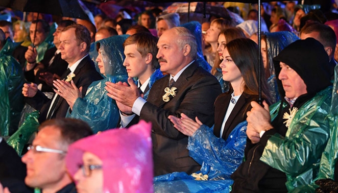 Лукашенко с младшим сыном посетили Александрию