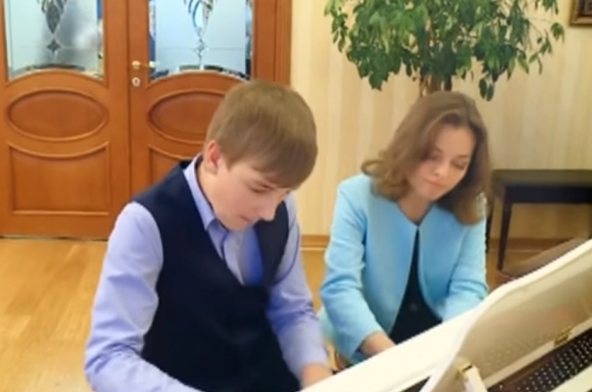 Талант и красавица. 5  фактов о преподавателе музыки Коли Лукашенко
