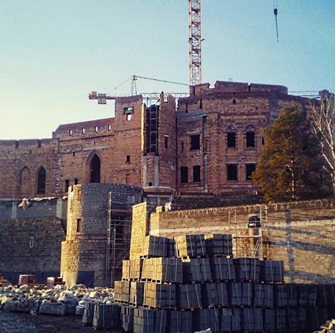 Скандал в Польше: неизвестные строят в Пуще 15-этажный замок