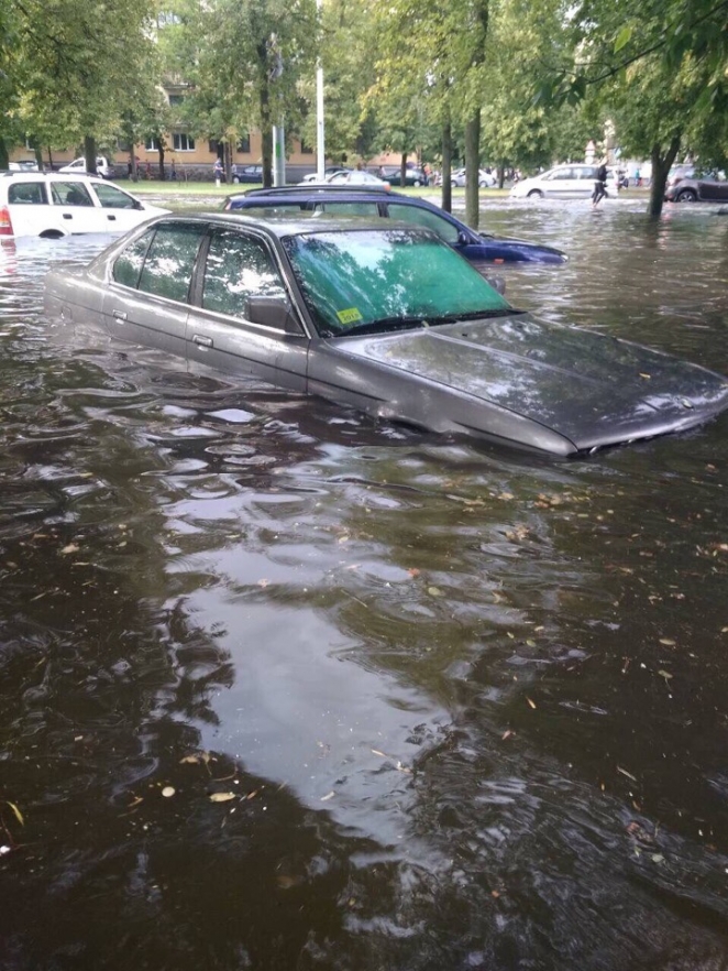 Советы водителям: как ехать во время потопа и что делать, если машина побывала в воде