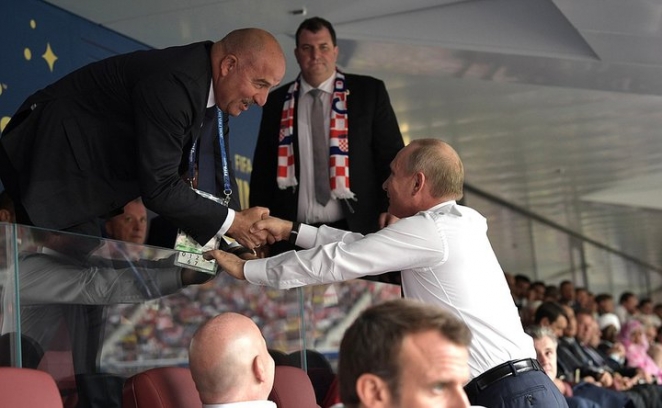 Лукашенко с Ельциной, Путин — с Инфантино. Как президенты болели на финале ЧМ по футболу
