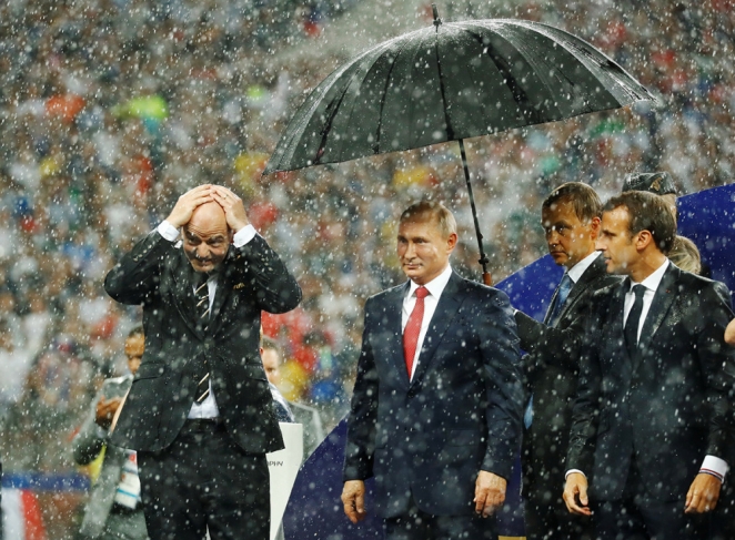 Подмочили финал! Зонтик женщине - президенту Хорватии не дали. Закрыли от дождя сперва Путина