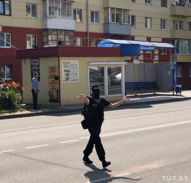 Милиция освободила заложницу в банке в Заславле. Нападавший ликвидирован