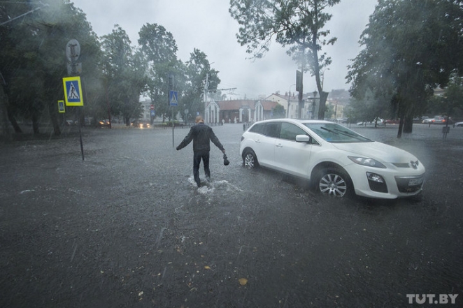 Выжить в сезон дождей и не угробить машину. Советы эксперта о том, как ездить во время потопа