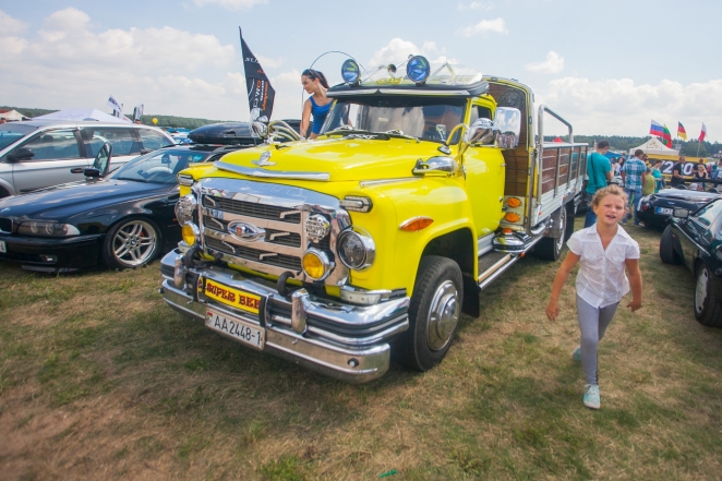 На автомобильном фестивале под Гродно экскаватор раздел девушку