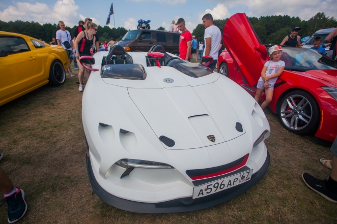 На автомобильном фестивале под Гродно экскаватор раздел девушку