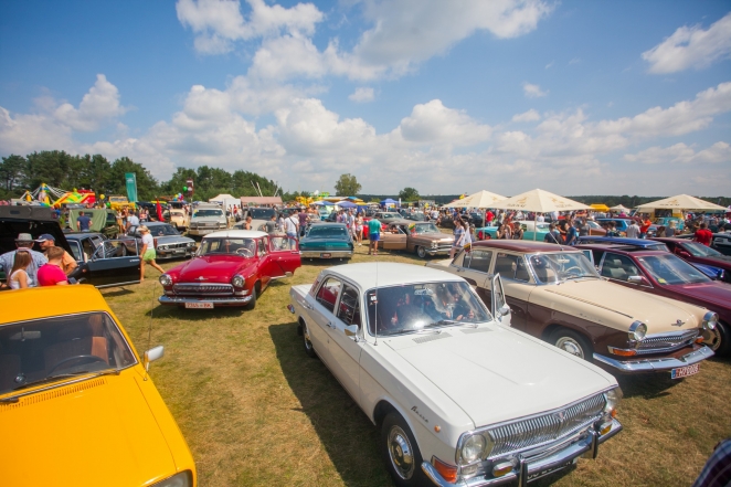 На автомобильном фестивале под Гродно экскаватор раздел девушку