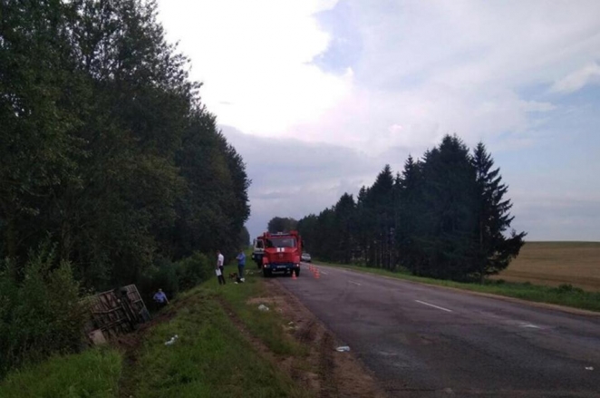 Под Минском перевернулся пассажирский автобус, пострадали 10 человек