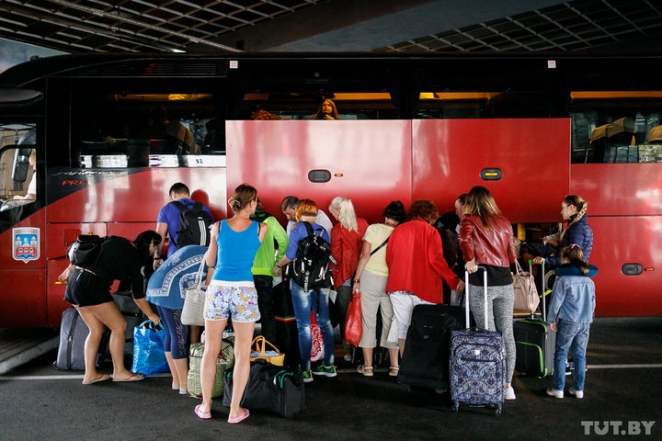 "Люди голосуют ногами". Какие страны включились в борьбу за белорусских работников