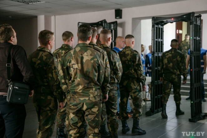 "Приказал облизать ершик для унитаза". Начался суд по делу о гибели рядового Коржича 