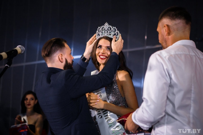 Вопросы о жизненных ценностях и дефиле в белье. Как выбирали "Мисс Минск — 2018"