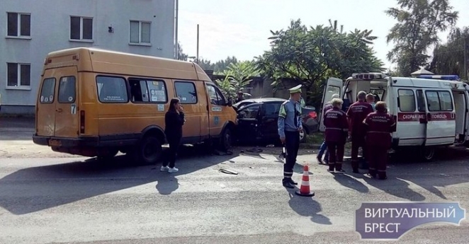 В Бресте маршрутка с пассажирами столкнулась с двумя Renault