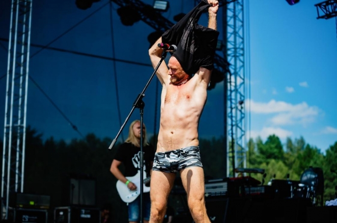 State-run TV channel blurs white-red-white flag on musician's T-shirt