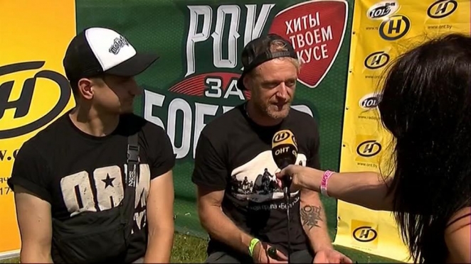 State-run TV channel blurs white-red-white flag on musician's T-shirt