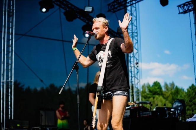 State-run TV channel blurs white-red-white flag on musician's T-shirt