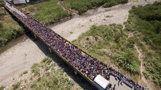 Фото: массовый исход венесуэльцев из ада