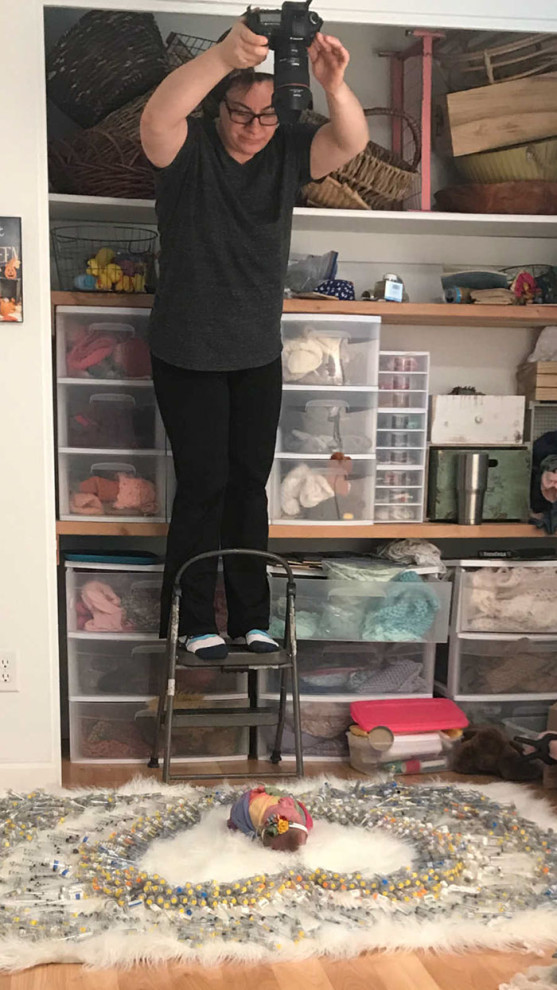 "Оно того стоило!": фото младенца в окружении шприцев стало символом надежды "Оно того стоило!": фото младенца в окружении шприцев стало символом надежды