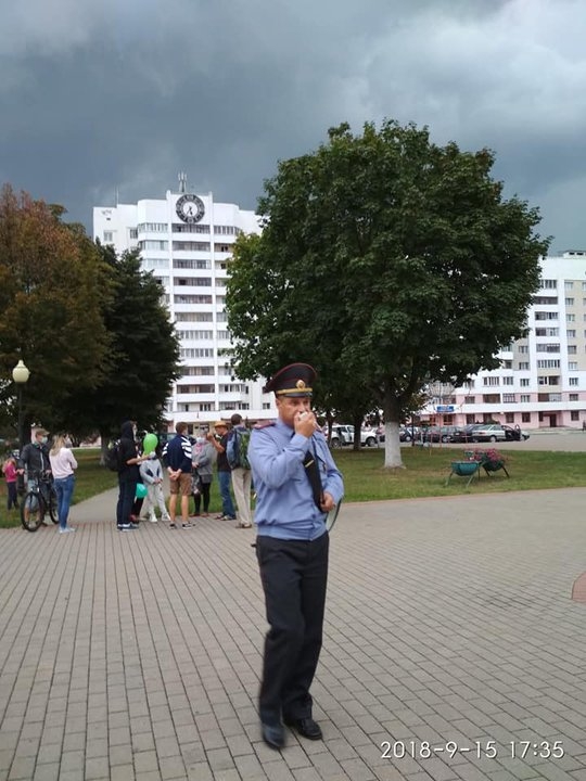 Около 200 человек в масках. В Светлогорске, где жалуются на вонючий завод, местные вышли на площадь 