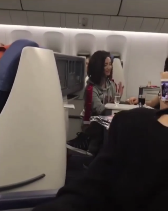 Ольга Бузова вызвала возмущение в сети своим поведением в самолете Ольга Бузова вызвала возмущение в сети своим поведением в самолете