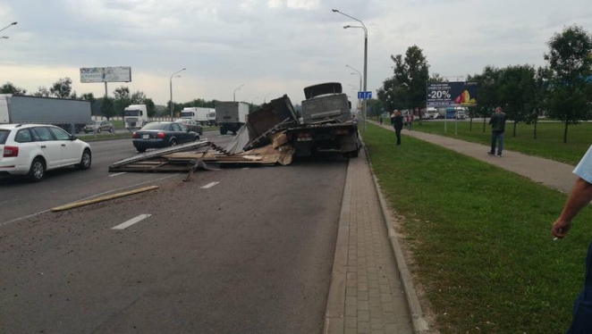 В Минске грузовик врезался в автобус