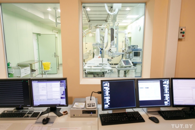 "Мучилась от головных болей 23 года". Белорусские врачи спасли женщину с редким заболеванием