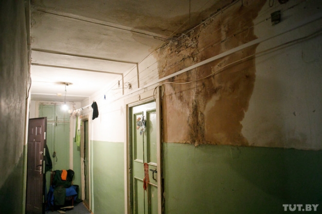 Жильцы минской коммуналки: "Ужинаем со свечкой, детей купаем на журнальном столике"