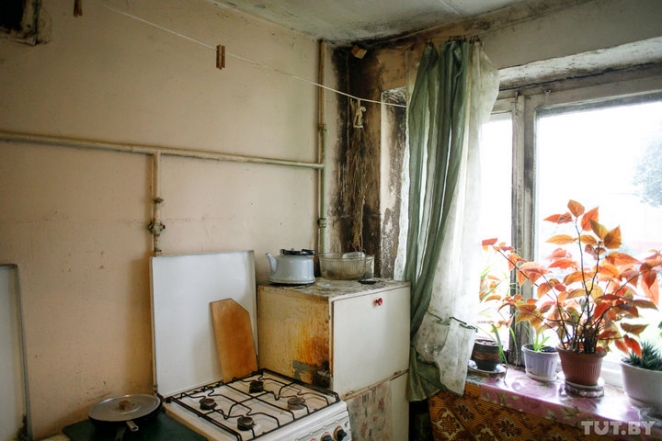 Жильцы минской коммуналки: "Ужинаем со свечкой, детей купаем на журнальном столике"