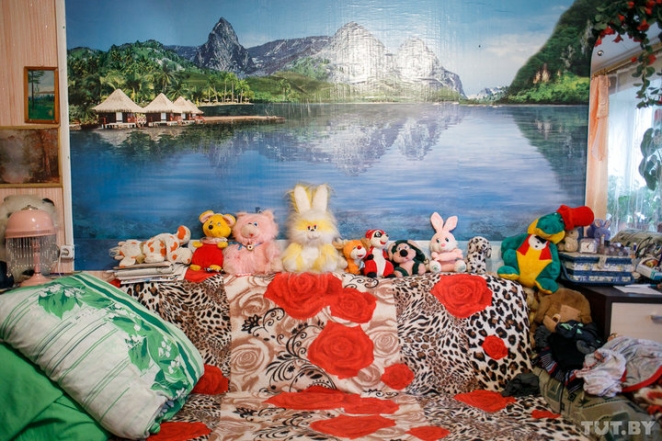 Жильцы минской коммуналки: "Ужинаем со свечкой, детей купаем на журнальном столике"