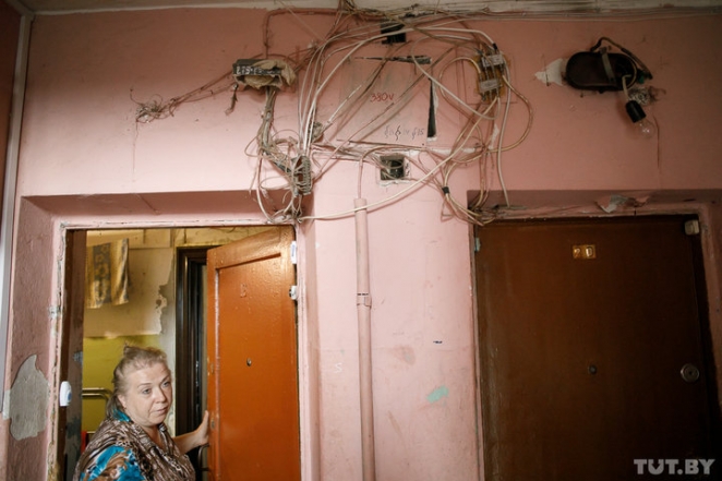 Жильцы минской коммуналки: "Ужинаем со свечкой, детей купаем на журнальном столике"