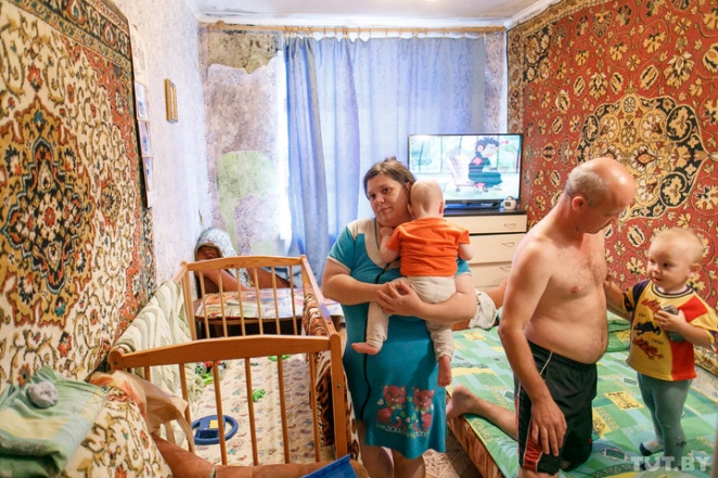Жильцы минской коммуналки: "Ужинаем со свечкой, детей купаем на журнальном столике"