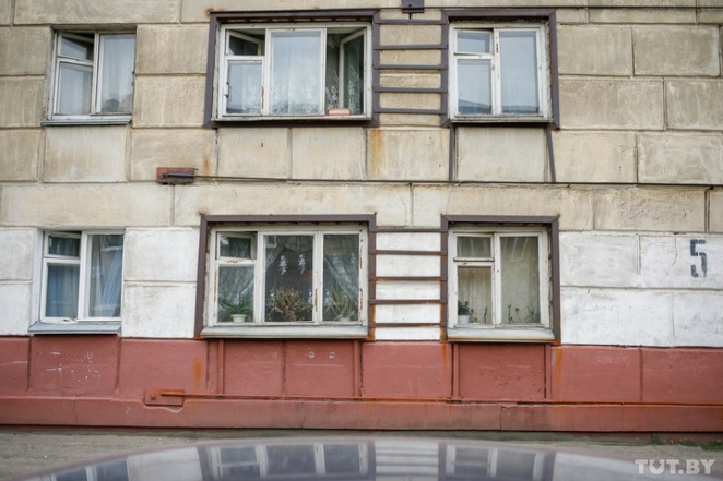 Жильцы минской коммуналки: "Ужинаем со свечкой, детей купаем на журнальном столике"