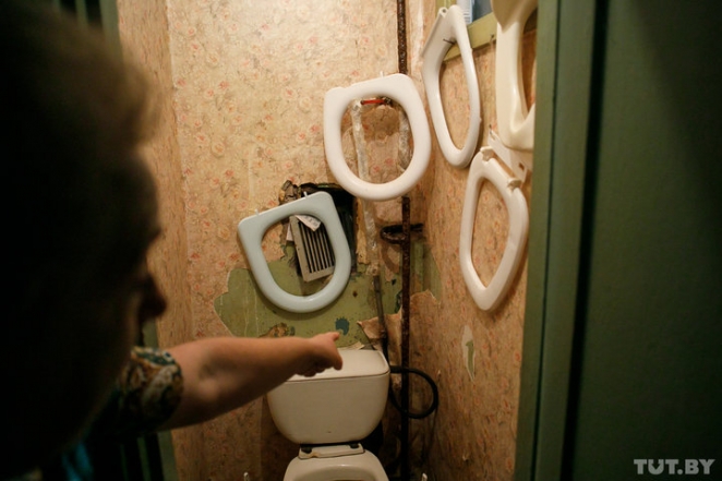 Жильцы минской коммуналки: "Ужинаем со свечкой, детей купаем на журнальном столике"