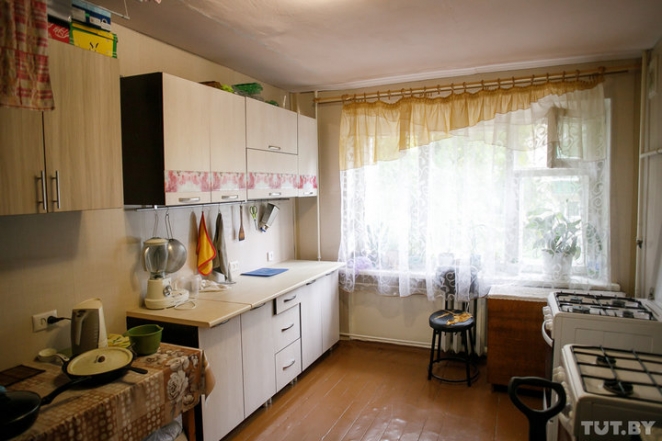 Жильцы минской коммуналки: "Ужинаем со свечкой, детей купаем на журнальном столике"