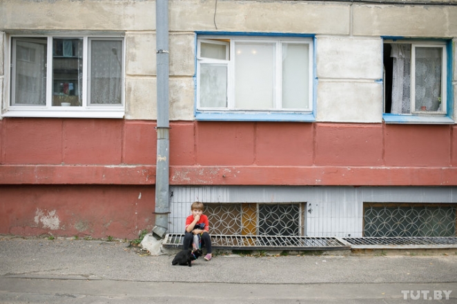 Жильцы минской коммуналки: "Ужинаем со свечкой, детей купаем на журнальном столике"