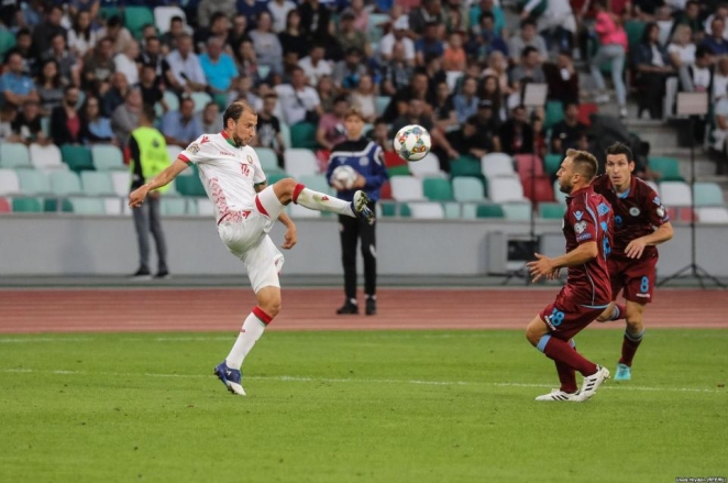 На матче Беларусь - Сан-Марино задержали фанатов с бело-красно-белыми флагами