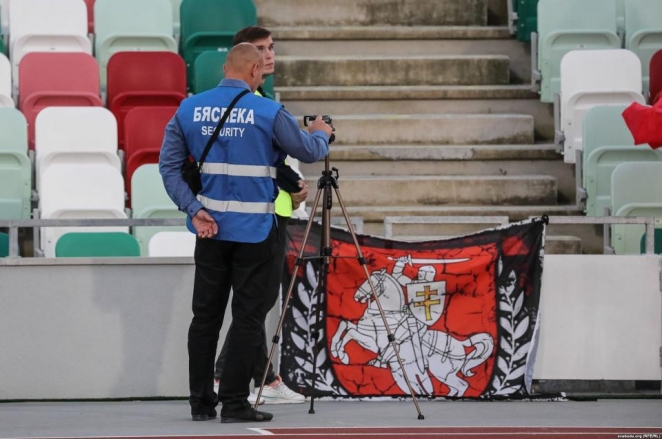 На матче Беларусь - Сан-Марино задержали фанатов с бело-красно-белыми флагами