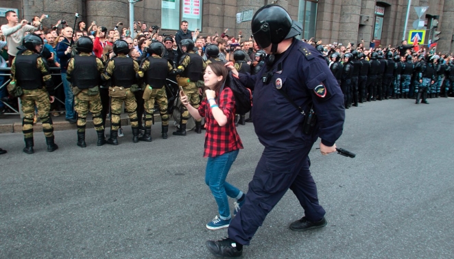 Вся правда о режиме Путина в двух фотографиях