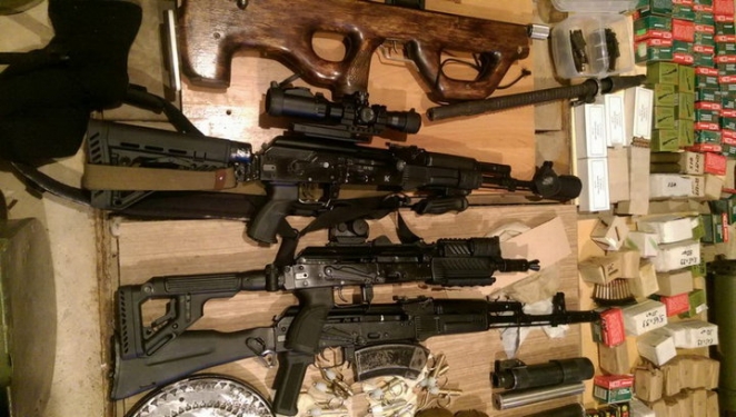 МВД о задержании в Городее: Изъяты взрывпакеты, 5 автоматов, 10 винтовок, 28 гранат, тысячи патронов 
