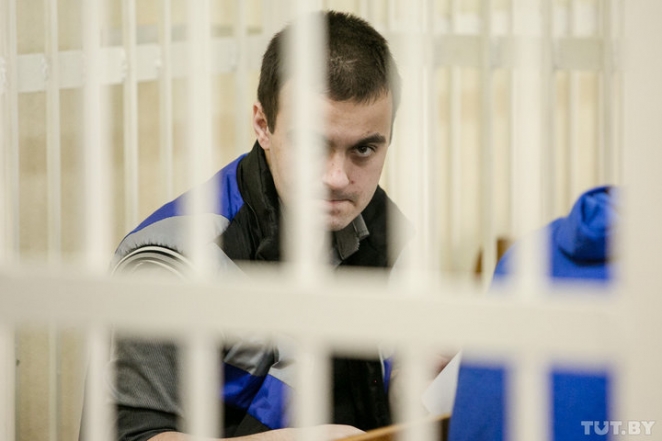 "Толкнул рядового в яму, бросал в него лопатами"