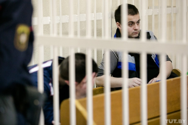 "Толкнул рядового в яму, бросал в него лопатами"