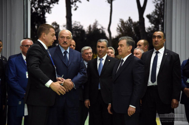 Сравнение дня. Как выглядит Лукашенко на фото двух президентских пресс-служб