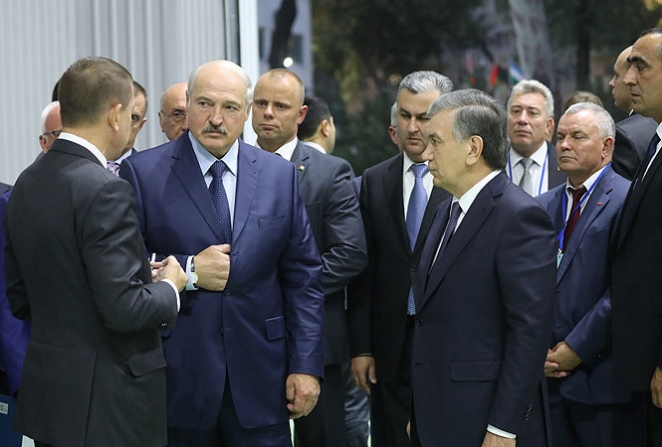 Сравнение дня. Как выглядит Лукашенко на фото двух президентских пресс-служб