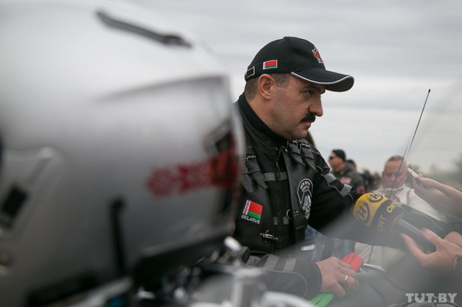 "Езжу без охраны, но в потоке и не узнают". Как Лукашенко и другие закрывали мотосезон в Минске